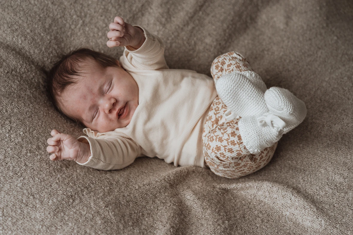 baby-liggend-op-kleetje